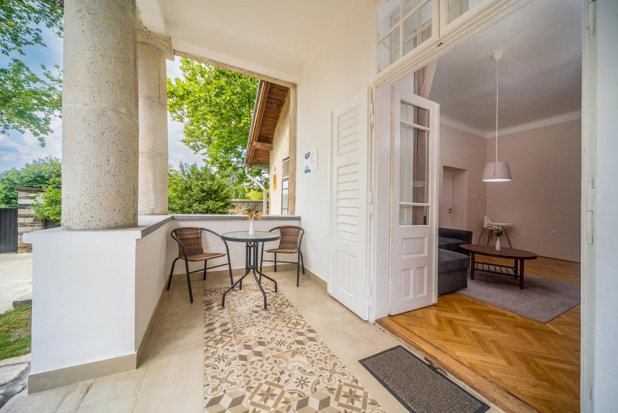 Apartment Kastely Ueduelohaz, Karolyi-kastely Fuezerradvany