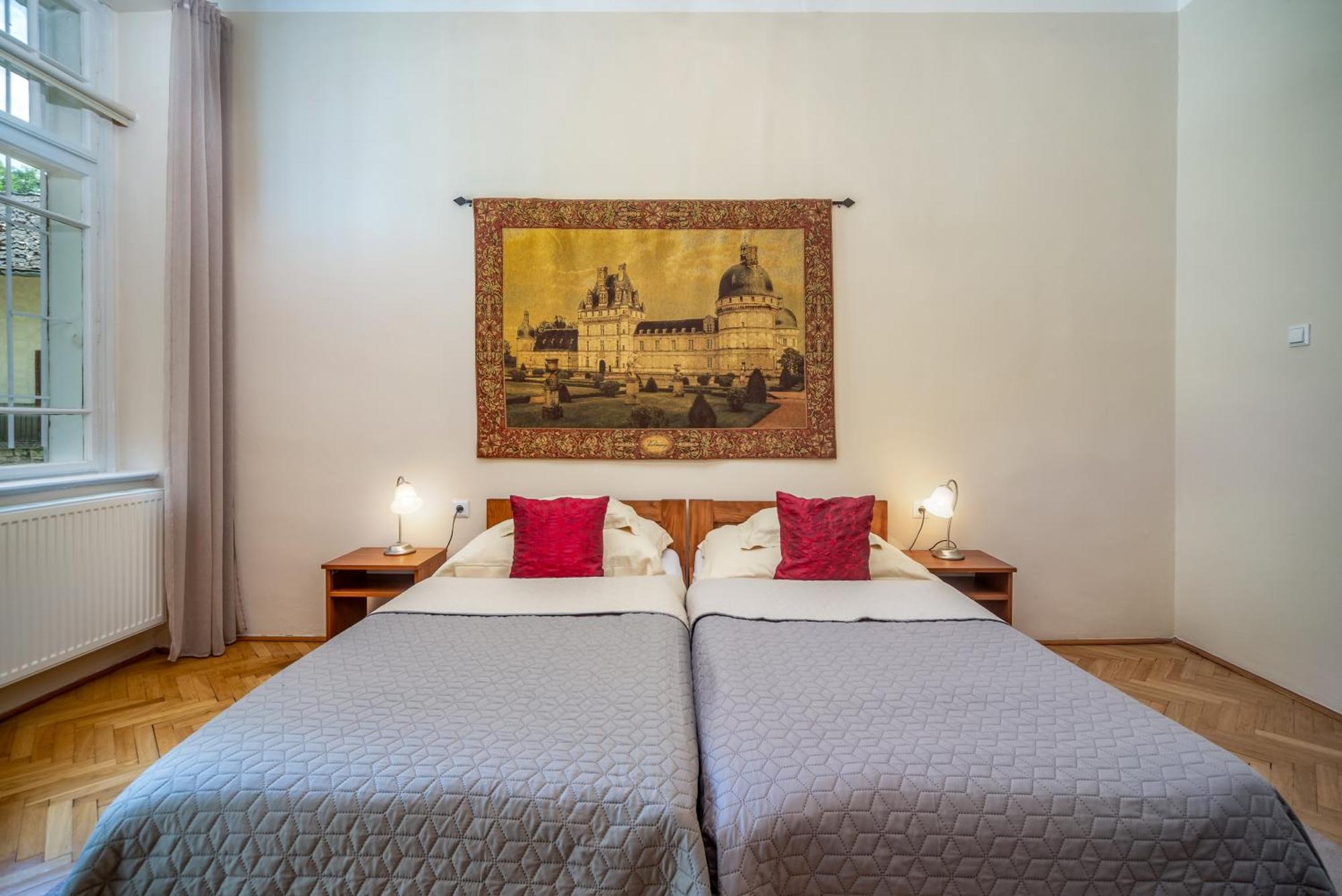 Kastely Ueduelohaz, Karolyi-kastely Fuezerradvany Apartment