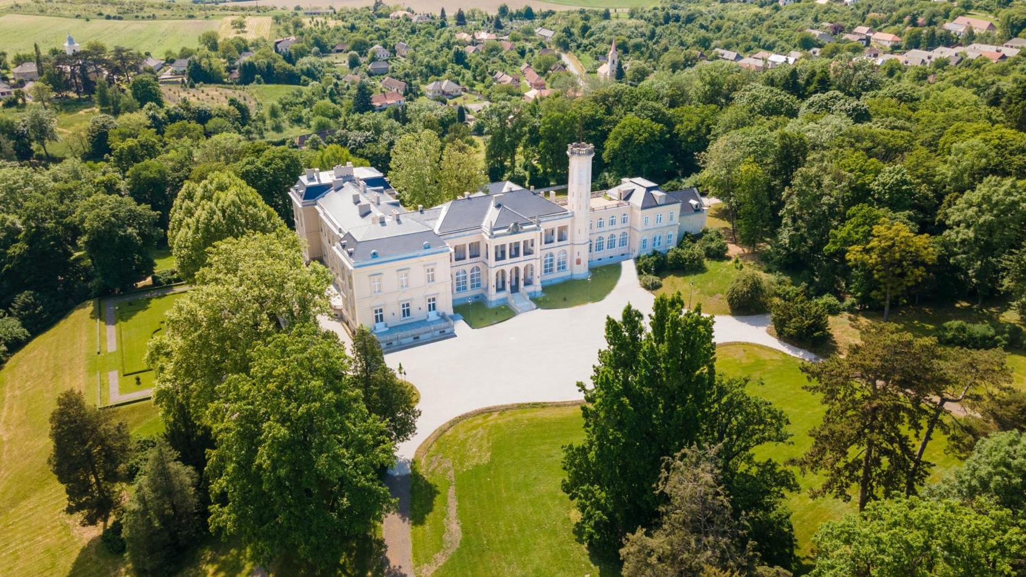 Kastely Ueduelohaz, Karolyi-kastely Fuezerradvany Apartment *