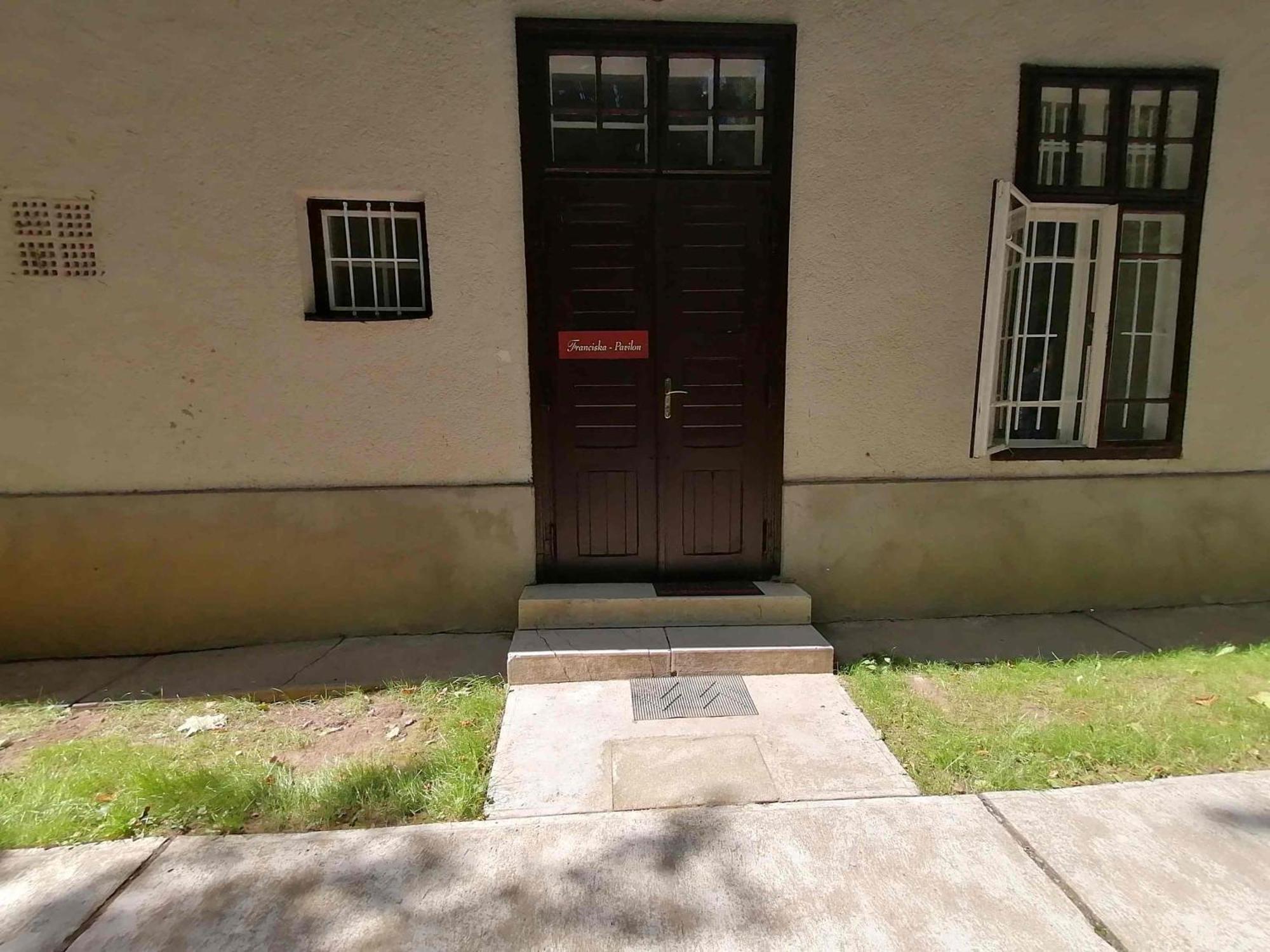 Kastely Ueduelohaz, Karolyi-kastely Fuezerradvany Apartment